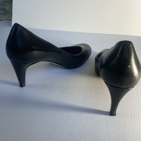 Cole Haan Round Toe Three Inch Classic Pump With Leather Soles - Size 10B - Picture 8 of 10